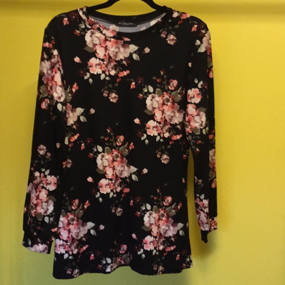 Acting Pro Tops - FINAL L Acting Pro black floral patch sleeve tunic